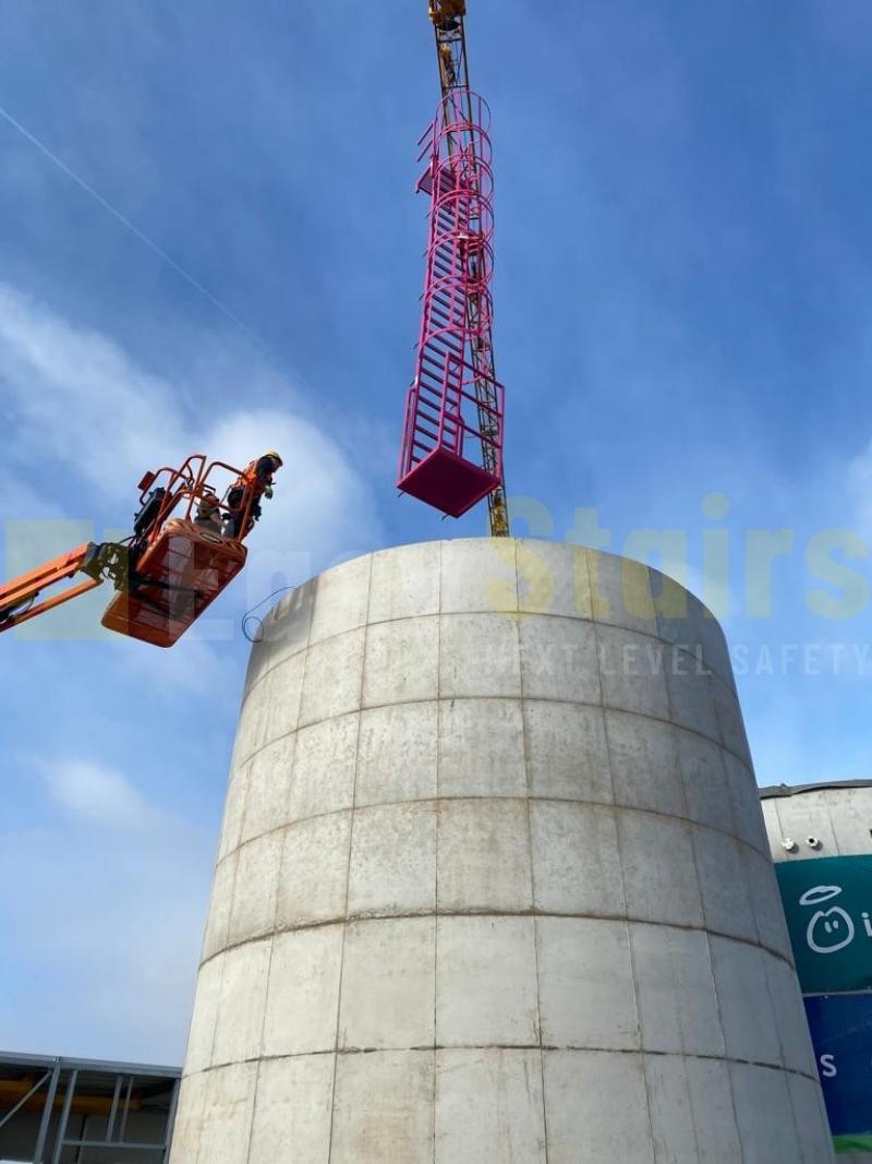 Kooiladder in tank easystairs